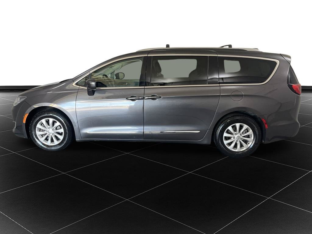 Used 2018 Chrysler Pacifica Touring L with VIN 2C4RC1BG9JR354735 for sale in Kansas City