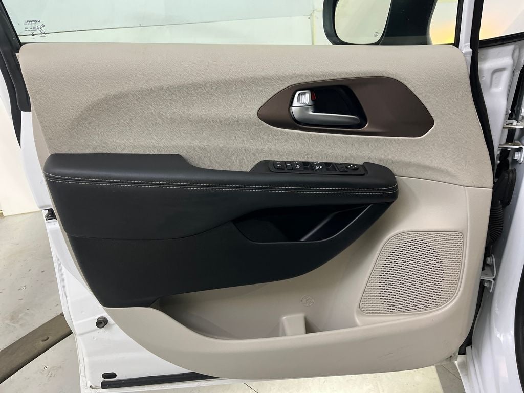 2024 Chrysler Voyager LX