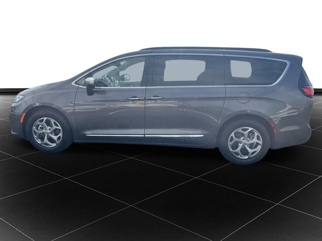 Used 2023 Chrysler Pacifica Limited with VIN 2C4RC1GGXPR552418 for sale in Kansas City