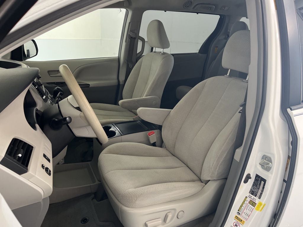 2014 Toyota Sienna LE 8 Passenger