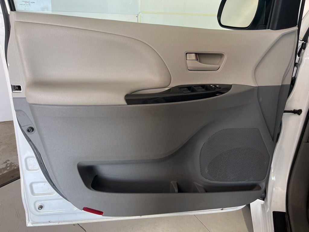2014 Toyota Sienna LE 8 Passenger