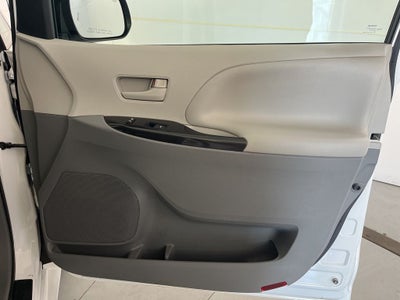 2014 Toyota Sienna LE 8 Passenger
