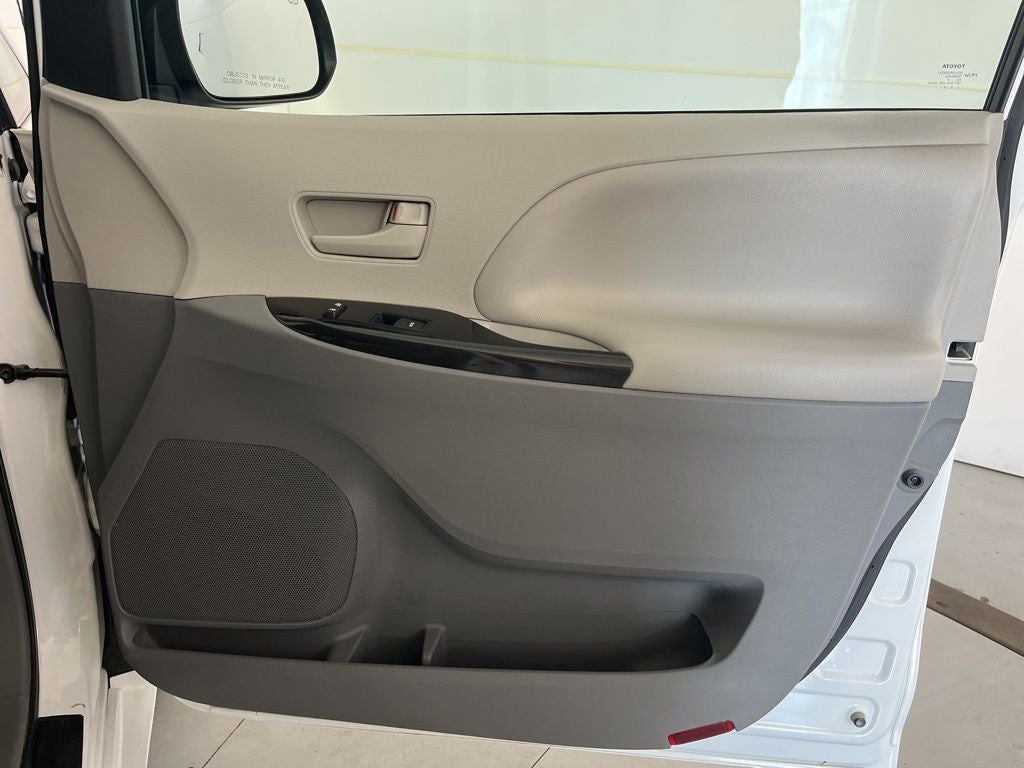 2014 Toyota Sienna LE 8 Passenger