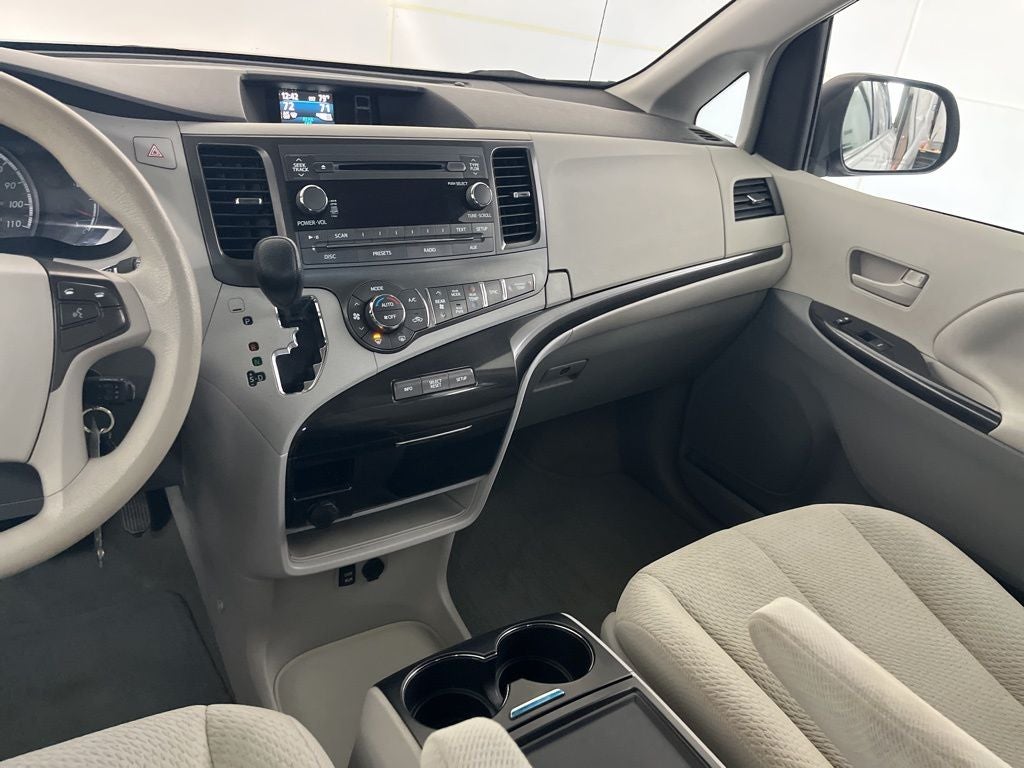2014 Toyota Sienna LE 8 Passenger