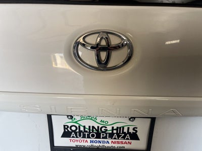 2014 Toyota Sienna LE 8 Passenger