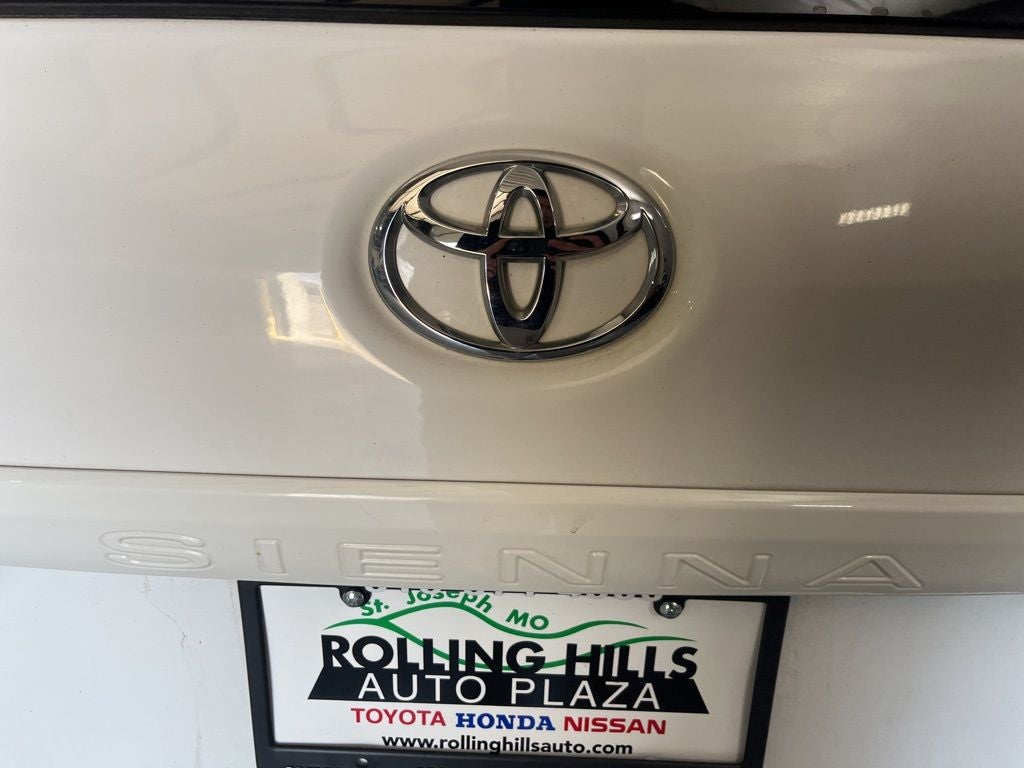 2014 Toyota Sienna LE 8 Passenger