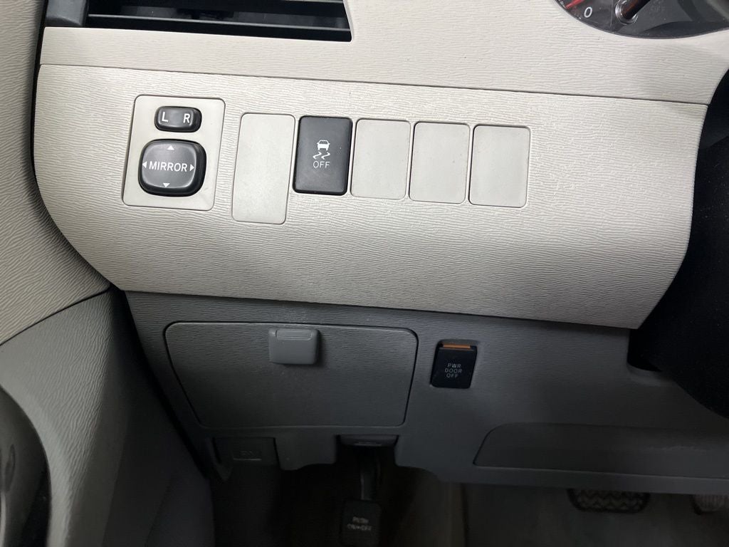 2014 Toyota Sienna LE 8 Passenger