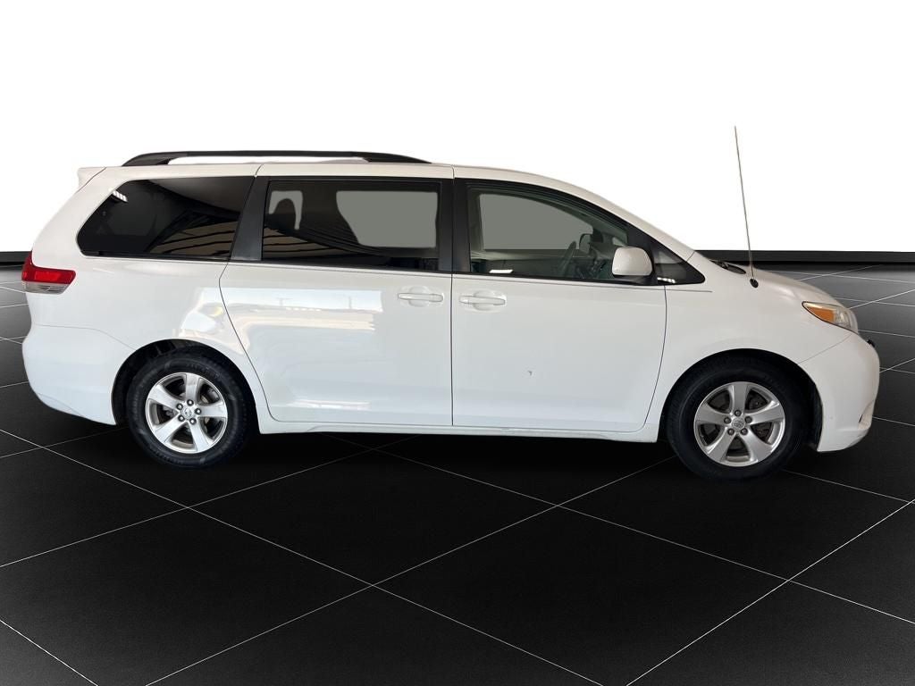 2014 Toyota Sienna LE 8 Passenger