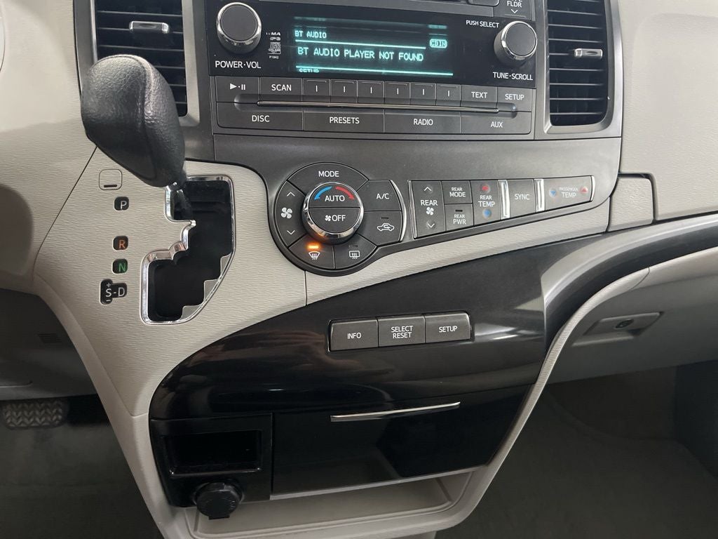 2014 Toyota Sienna LE 8 Passenger