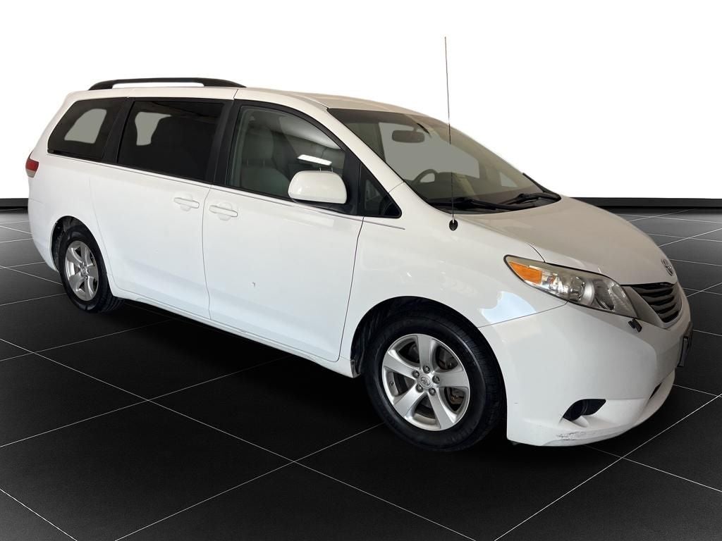 2014 Toyota Sienna LE 8 Passenger