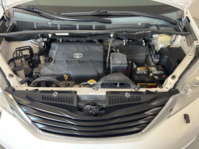 2014 Toyota Sienna LE 8 Passenger
