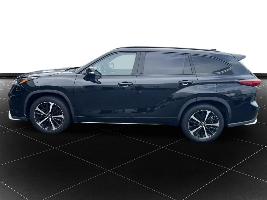 Used 2021 Toyota Highlander XSE with VIN 5TDLZRBHXMS057674 for sale in Kansas City